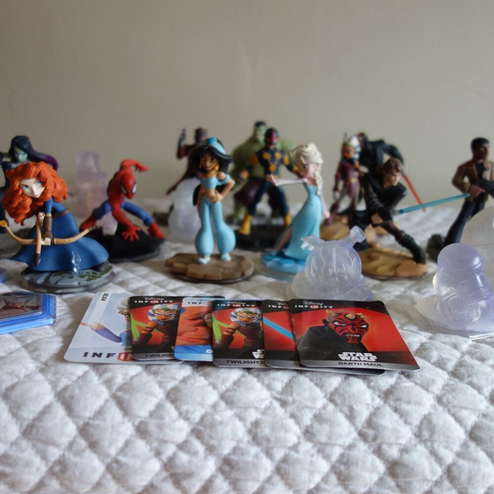 Lot of 20 DISNEY / INFINITY Figures & Pieces STAR WARS, MARVEL, & more